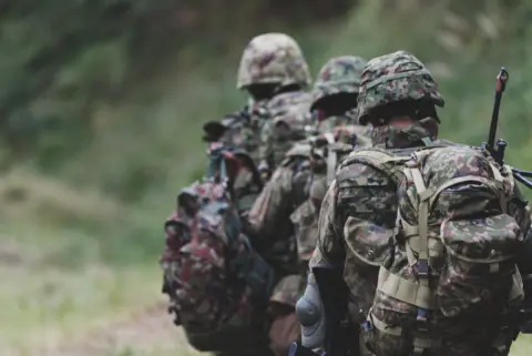 高卒で自衛官になった友人が、20代前半にしてすでに家を持っています。そんなに年収が高い職業なのでしょうか？それとも何か特別な手当があるのですか？