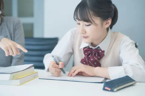 公立高校が第一志望ですが、私立でも「無償化」で支出は大差ないと聞きました。実際のところ、家計負担はどのくらい違うのでしょうか？