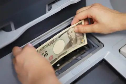 自宅に「400万円」のタンス預金があります。銀行に入金すると“税務署に連絡がいく”と聞いたのですが、税金を取られることもあるのでしょうか？ 入金時の注意点とは