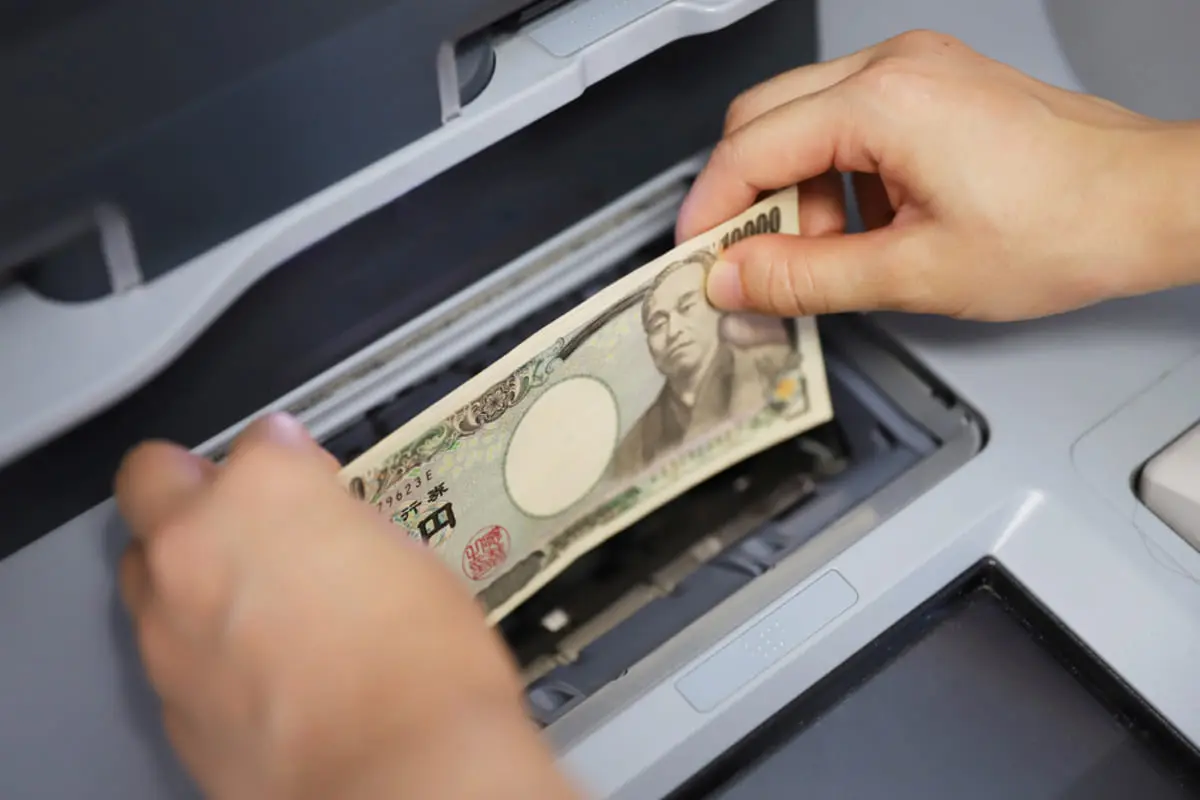 自宅に「400万円」のタンス預金があります。銀行に入金すると“税務署に連絡がいく”と聞いたのですが、税金を取られることもあるのでしょうか？ 入金時の注意点とは