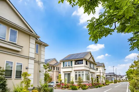 夫が「太陽光パネルで電気代がゼロに近づく」と見積もりを取り始めました。業者の試算では「費用150万円」「10年で元が取れる」とのことですが、そんなにうまくいくのでしょうか？