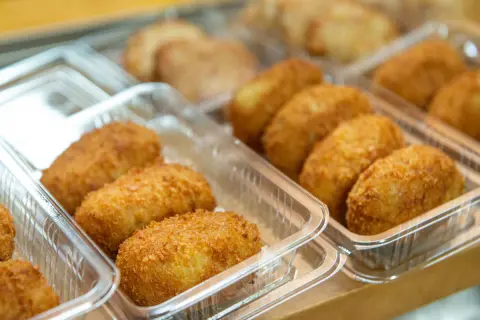 食べ放題飲み放題のお店で、彼氏が料理を保存容器に入れて持ち帰ろうとしました。これって普通ですか？私が気にしすぎでしょうか？