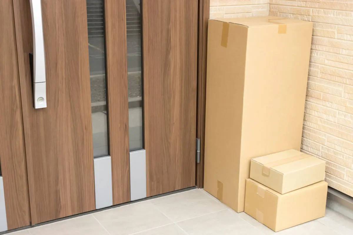 置き配の盗難を防ぐために、防犯カメラや宅配ボックスを設置しようか迷っています。初期費用をかけてでも対策した方が結果的にお得でしょうか？