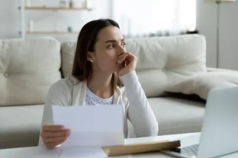 卒業後「手取り18万円・奨学金300万円」で“1人暮らしする”という娘…就職先は東京ですし、親としてしばらく“生活費を援助”してあげるべきですか？ 判断のポイントを確認