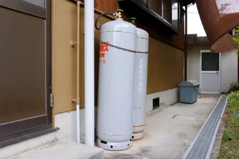 プロパンガスの地域に引っ越してから、ガス代が「冬場は月1万5000円」を超えるようになりました。ご近所さんも「高いけど仕方ない」と言いますが、都市ガスエリアに比べてどれくらい割高なのでしょうか？