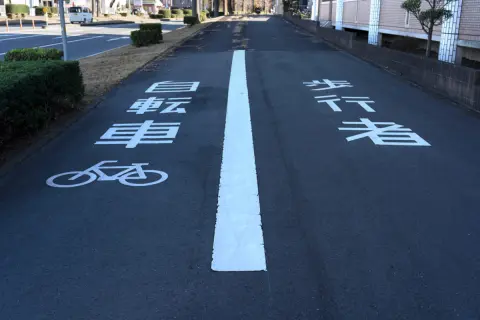 【2026年4月から】自転車の“歩道走行”が「青切符」の対象に!? 車道が危険なら“歩道走行OK”とのことですが「ロードバイク・クロスバイク」でも問題ないですか？ 条件・注意点を確認