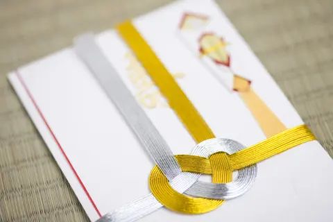 姉から「中学校の入学祝い」に“10万円”もらった！ 私は「めいに3万円」だったのですが、さすがに多すぎますよね？ 差額分なにか返すべきでしょうか？ 入学祝いの相場とは