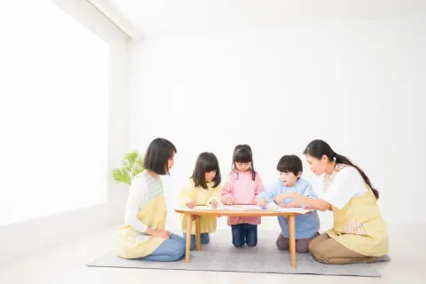 ママ友が「保育料7万円で高い」と盛り上がり中、わが家は「4万円」で肩身が狭い！ 世帯年収600万円ですが、もしかして「1000万円超」の家庭が普通ですか？ 子育て世帯の“平均年収”とは