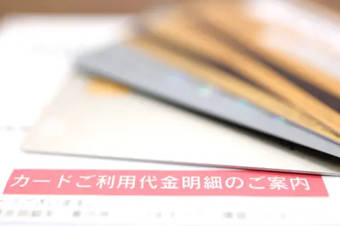 勤続25年「年収600万円」の52歳会社員、クレジットカードの“利用限度額”が突然「100万円→50万円」になり驚き！ 延滞とは無縁なのにナゼ!? 知らずに傷つけていた“信用情報の落とし穴”