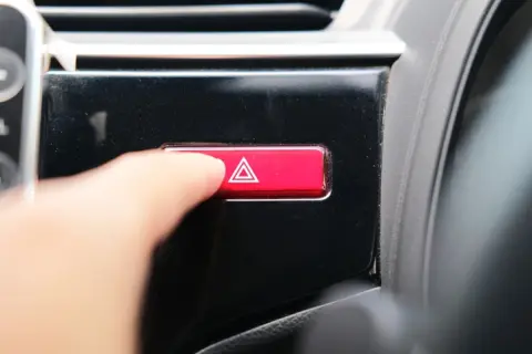 運転中「サンキューハザード」を点灯！ 妻は「警察に見られたら罰金」と言いますが“3回くらい”でもダメですか？ 実際の運転で注意が必要なポイントとは