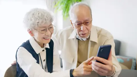 「20年以上同じ携帯会社を使っている」70代の父、スマホ代は月1万円前後…。長年使っている安心感は大きいけれど、“そのまま”でいい？ 格安SIMも含めた考え方を整理します