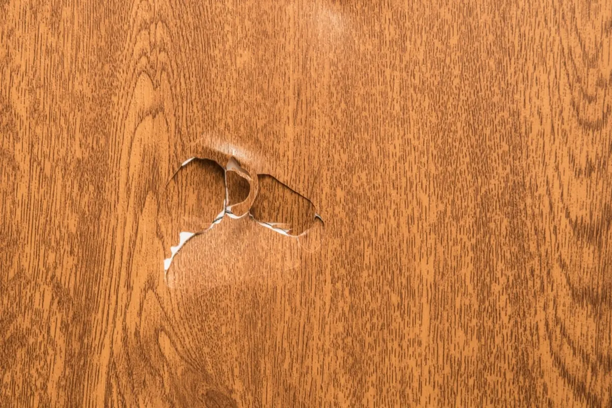 引っ越し準備をしていたらクッションフロアに穴が… 故意ではないとはいえ、大きな穴なので高額な請求が怖いです。退去費用は高額になりますか？