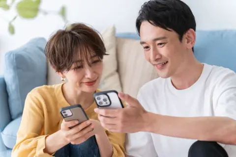 「夫婦それぞれ月8000円前後のスマホ代」を払っていますが、2人とも特に不満はありません…。満足しているなら見直さなくていい？ それとも格安SIMを検討するだけでも価値はあるのでしょうか？