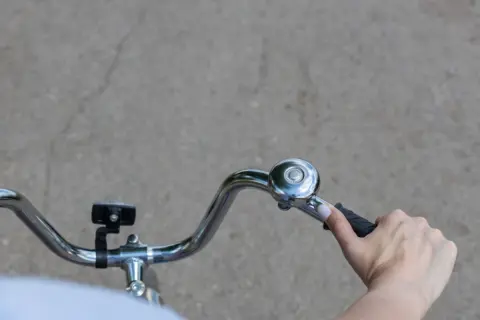 歩道で“後ろから来る自転車”にベルを鳴らされた！ そもそも「自転車は車道が原則」ですよね？ 4月からは通報して“反則金6000円”払わせることができるのでしょうか？ 青切符の内容を確認