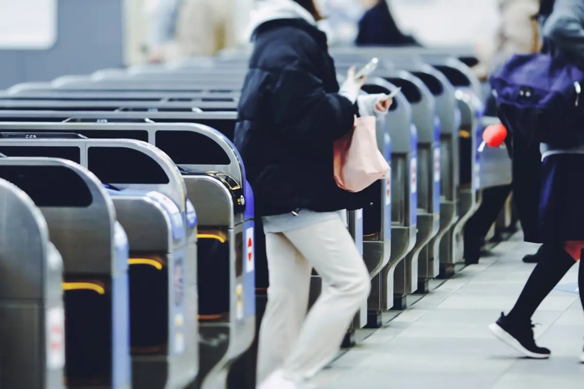 JR運賃値上げで「社会保険料」が増え“手取り減”に!? パートで「月給12万円」の場合、手取りへの影響はいくら？「通勤費は会社負担」の安心が招く“落とし穴”とは