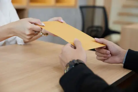 現金5万円入りの財布を落とし、拾い主から1万円の謝礼を求められました。お礼はしたいのですが謝礼を指定されるものなの？ 減額すると問題になりますか？