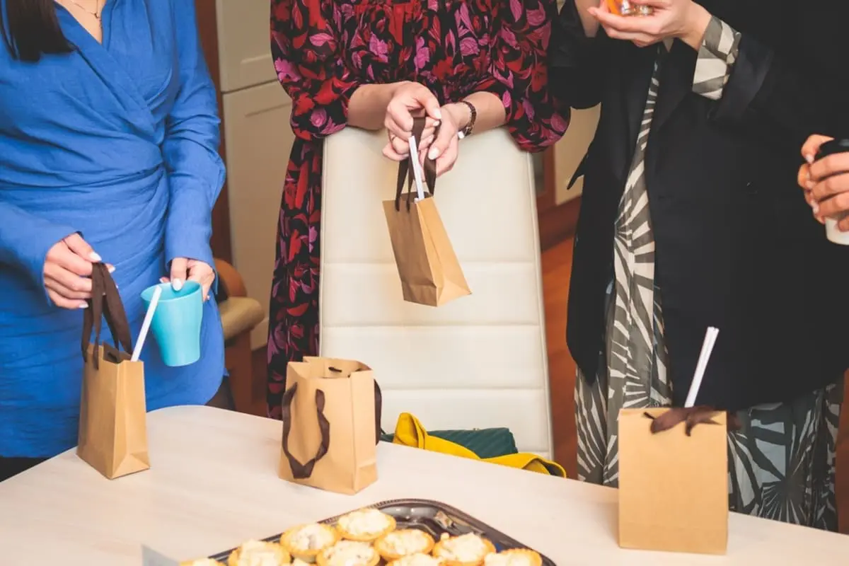 出張先で毎回「3000円」ほどの“お土産を購入”していますが、同僚は「経費にならないから」と手ぶらです。正直「自分だけ損してる」と感じますが、社会人としてマナー違反じゃないですか？