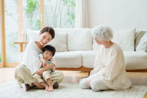 同居している年金暮らしの母に扶養に入れてほしいと言われました。年金収入がある場合でも扶養対象になりますか？ 私の税金や保険料はどのくらい変わるでしょうか？