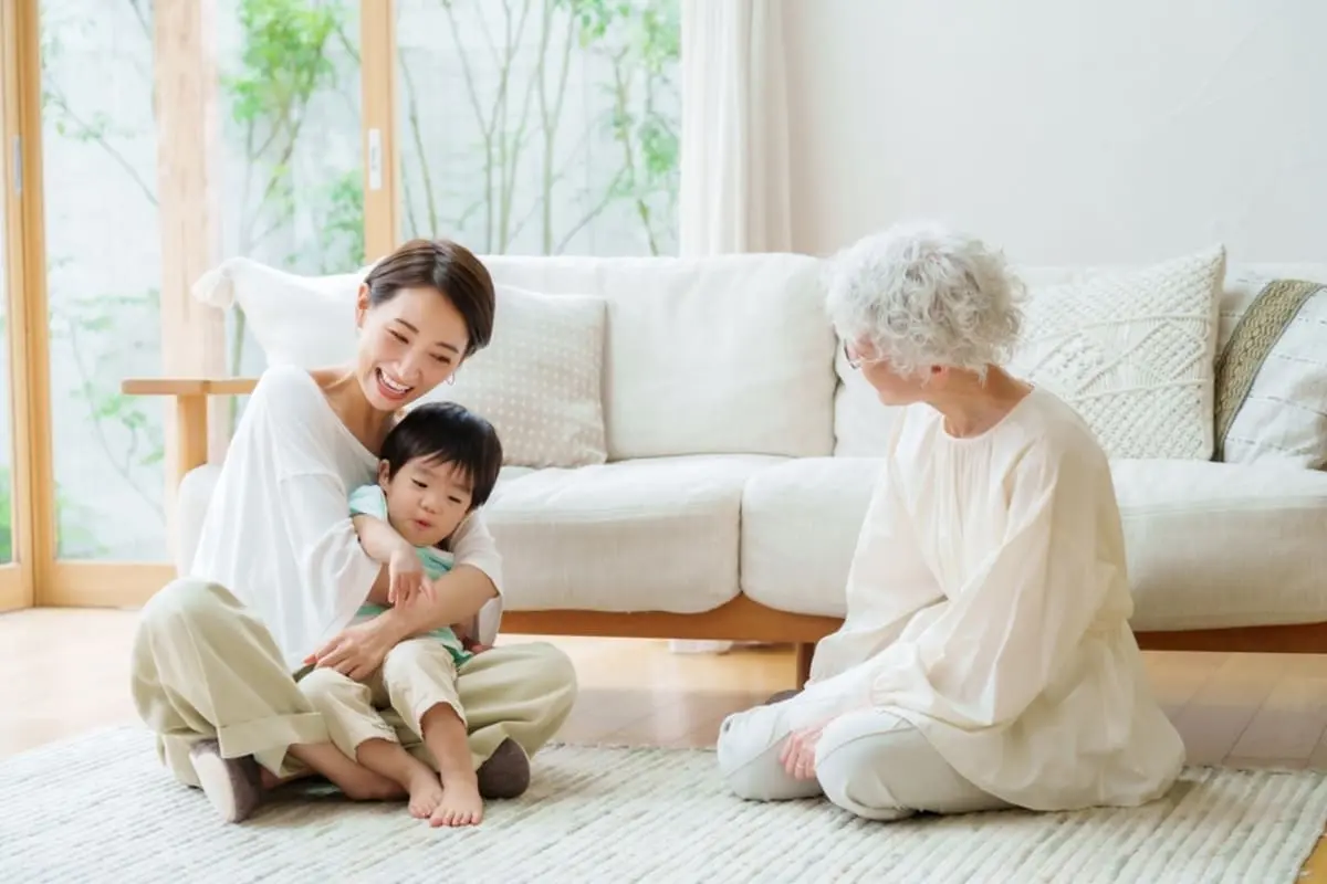 同居している年金暮らしの母に扶養に入れてほしいと言われました。年金収入がある場合でも扶養対象になりますか？ 私の税金や保険料はどのくらい変わるでしょうか？