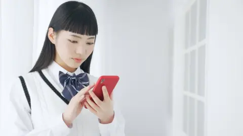 高校生の娘から「みんなスマホ代は親が払ってる」と言われました。わが家も月1万円近く負担していますが、これは一般的？ それともかけすぎ？ 格安SIMも含めた家計の見直し方とは