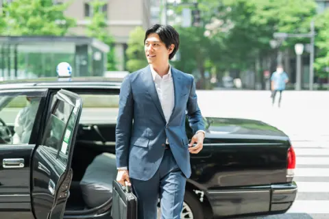 出先で友人に“徒歩10分の距離”で「タクシーを呼ぼう」と言われモヤ…私は“お金がもったいない”と感じますが、友人は「時間のムダ」とのこと。タクシー移動は“無駄遣い”ですよね？