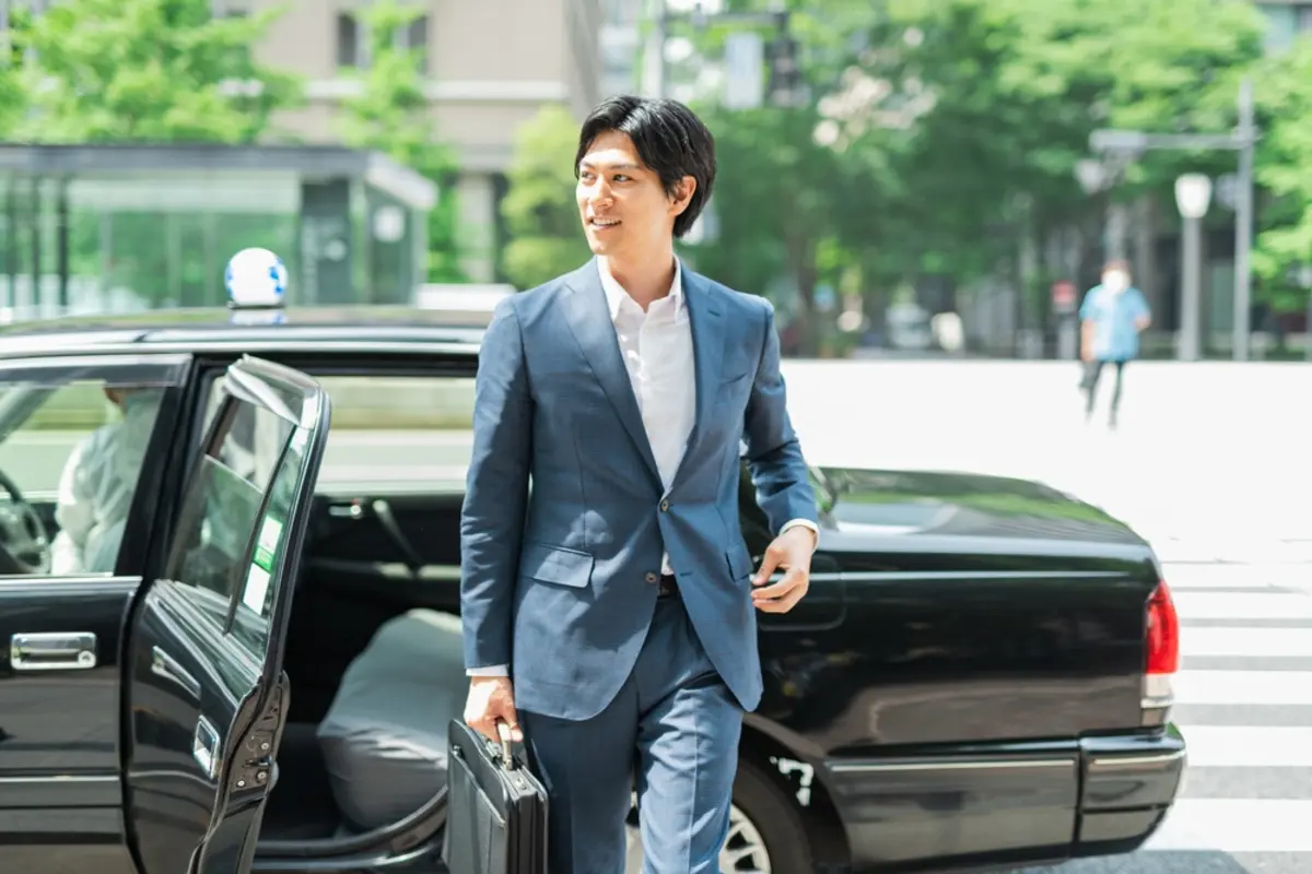 出先で友人に“徒歩10分の距離”で「タクシーを呼ぼう」と言われモヤ…私は“お金がもったいない”と感じますが、友人は「時間のムダ」とのこと。タクシー移動は“無駄遣い”ですよね？