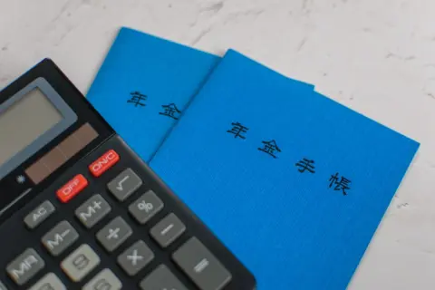 60歳が近づき「年金をいつから受け取り始めるか」で悩みます。繰り上げれば早くもらえますが、金額は減ると聞きました。どのタイミングを選ぶのがいいのでしょうか？