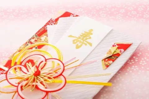 以前「ご祝儀3万円」くれた友人が“結婚式なし”で結婚！「お祝いはいらない」とのことですが、相手より“安いお祝いは失礼”ですか？ こちらも3万円贈るべきでしょうか？