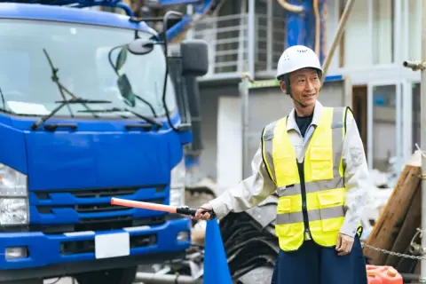 定年後「年金15万円」で不安なので“交通誘導員”を始めました。「日給1万円×週3日」ですが、稼いだ分だけ“年金がカットされる”って本当ですか？ 支給停止の基準を解説