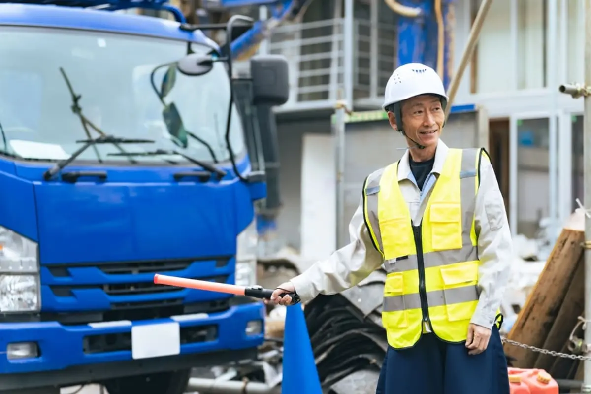 定年後「年金15万円」で不安なので“交通誘導員”を始めました。「日給1万円×週3日」ですが、稼いだ分だけ“年金がカットされる”って本当ですか？ 支給停止の基準を解説