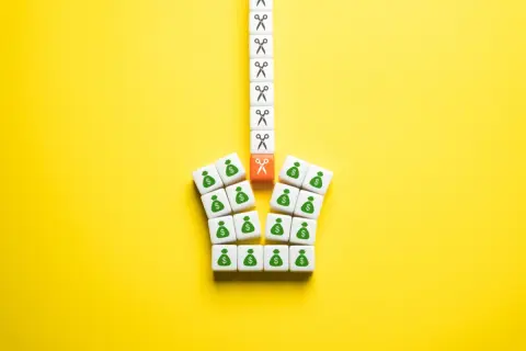 定年後に再雇用になると賃金が大きく下がると聞きました。実際、どれくらい下がるものなのでしょうか？