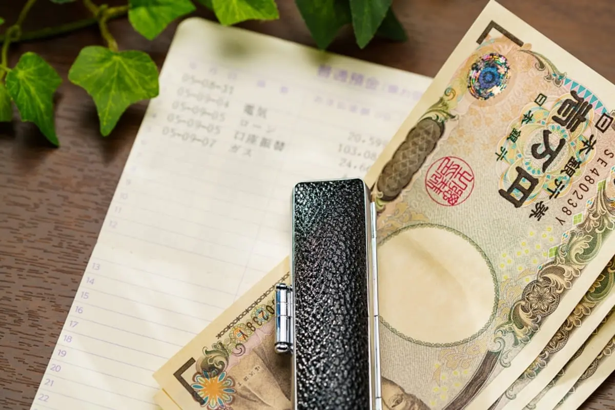 専業主婦の妻が毎月生活費の余りでコツコツ貯めた「2000万円」。妻名義の通帳で貯金していますが、私が亡くなったら私の財産として相続税の対象になるのでしょうか？