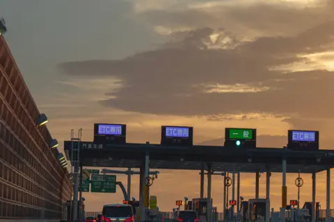 高速道路で「ETCゲート」が開かず急停止！ “料金”は払っているはずなのに、なぜこんなことが起きるのでしょうか？