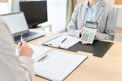 母が亡くなり、兄弟3人でマンションを相続することに！ 兄は「思い出があるから残したい」と言う一方、私は管理費や修繕積立金が気になります。やはり売却を考えるべきですよね？