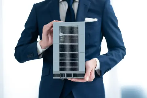 相続したマンションを売ったお金を兄弟で分ける話になっていますが、弟から「今は相場が悪いから待とう」と言われています。ただ、その間も管理費や税金はかかり続けます。早く現金化したほうがいいのでしょうか？