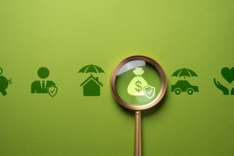 親に言われるがままに終身保険に入りましたが、40歳になり結婚の予定もないので、掛け金が安い「掛け捨て保険」に変えたほうがいいでしょうか？