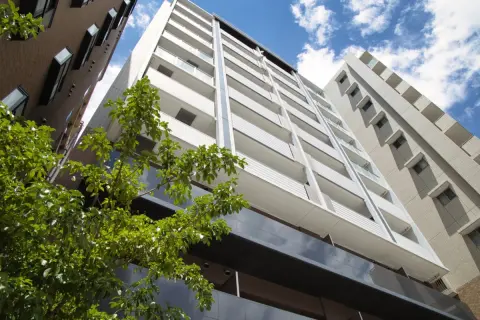 年金だけでは生活費が心もとなく、今住んでいるマンションを売却してもう少し小さい家に住み替えようか悩んでいます。 年金生活に入ったら、マンション売却は現実的な選択肢と言えるのでしょうか？