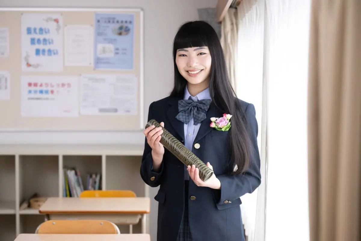 小学校の“卒業記念品”を「PTA会員の子どもだけ」にしようと言うと、周囲に「子どもが可哀想」と反対されました。1人1200円の品ですが、タダで渡すのは“他の家庭に失礼”じゃないですか？