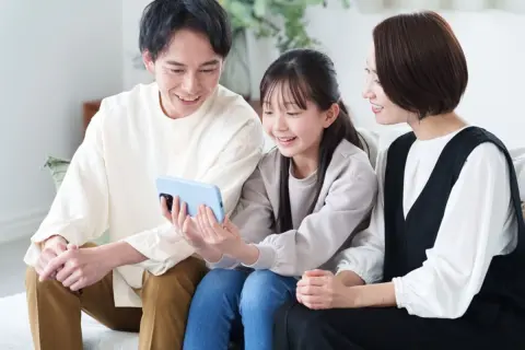「親子3人でスマホ代が月2万円超」…子どもがまだ中学生なら仕方ない？ それとも今のうちに見直すべき？ 家族の固定費を整えるうえで、格安SIMは候補になるのでしょうか？