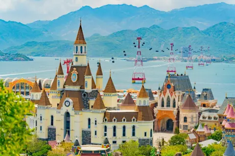 ディズニーvsUSJ、1日の総費用を完全比較。入場料・食事・グッズ・交通費まで