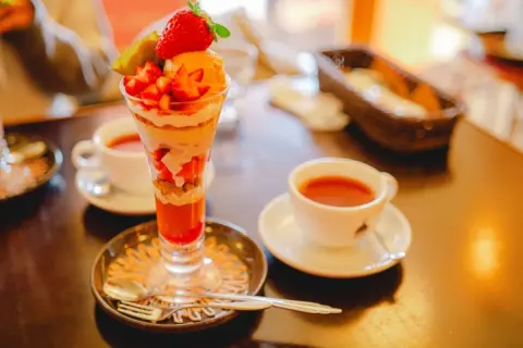 コメダ珈琲は「ボリュームたっぷり」「長居OK」なのに、営業利益率“18.7％”と絶好調！ 飲食業平均「5％」の3～4倍も利益を出せるのはナゼ？ コメダの“逆張りビジネスモデル”とは