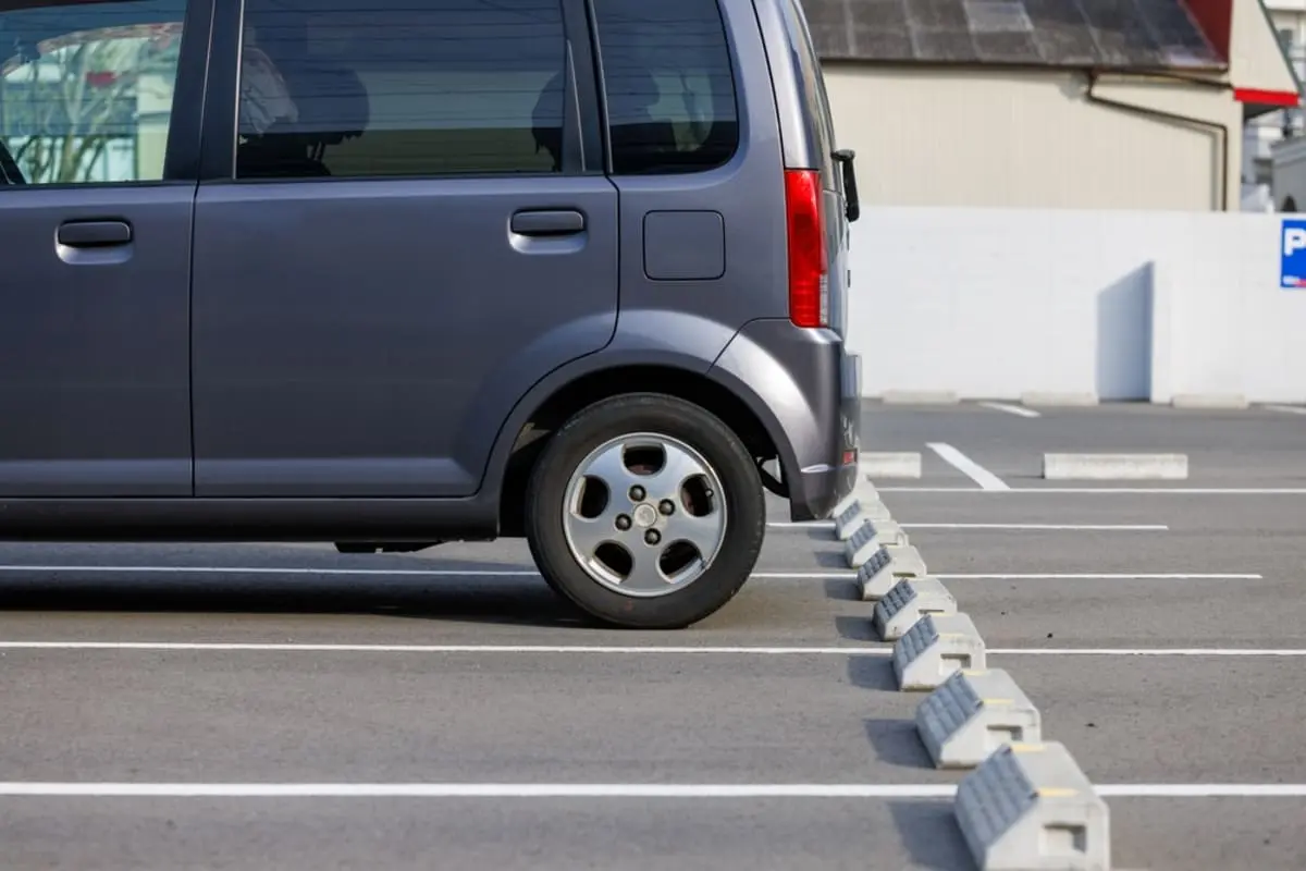 コンビニに“駐車”して買い物後、15分だけ「隣のドラッグストア」へ…戻ったら「無断駐車1万円」の張り紙に仰天！ 短時間なのに理不尽ですよね？ 法的に有効か確認