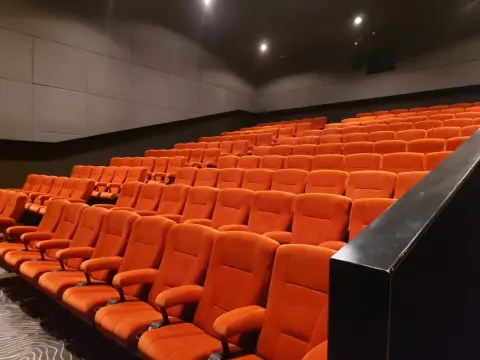 予約していた映画館の席に、年配の方が座っていました。注意して席を移動してもらっても問題ないでしょうか？