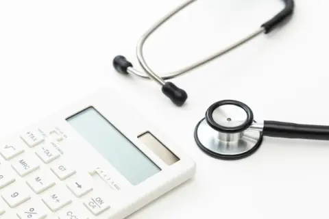 年収410万円で、医療費は「夫婦で20万円」…確定申告で“10万円戻る”はずが、実際の還付金はわずか「5000円」!? なぜ多くの人が「医療費10万円の壁」で勘違いするのか