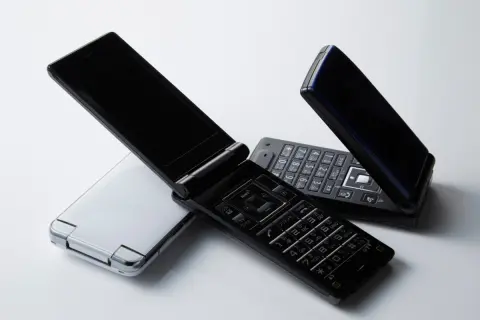 今月でガラケーが使えなくなると実家の父が大騒ぎ！ 格安スマホ「月1500円」プランでも本当に十分？ 年金「月11万円」での現実的な選択肢はありますか？