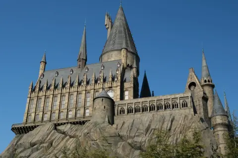 小学6年生で「卒業祝いにUSJ」へ行く息子。ママ友に「大人料金8900円ね」と言われましたが、中学入学前なら“子供料金”でいいですよね？「差額3200円」のために訂正するのはケチくさいですか？