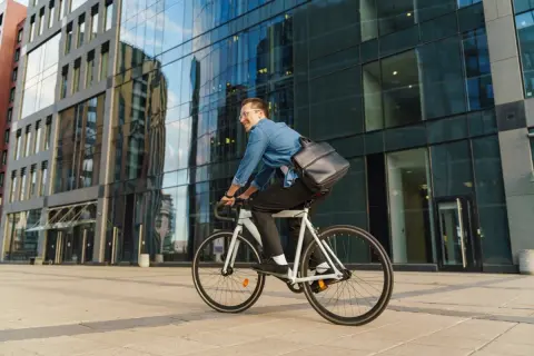 「一時停止」の標識で止まらず“徐行”した場合も、反則金の対象って本当？ 4月から始まる自転車の「青切符制度」を解説