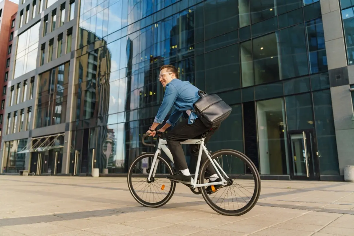 「一時停止」の標識で止まらず“徐行”した場合も、反則金の対象って本当？ 4月から始まる自転車の「青切符制度」を解説