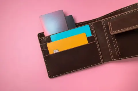 子どもの“体調不良”に備え「マイナカード」を持ち歩いています。ママ友は「落としたら口座情報が流出するよ」と言いますが、家に置いておくほうがいいでしょうか？ 注意点を確認