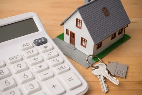 【貯蓄額】40代会社員の平均は「795万円」！ わが家は“住宅ローン返済中”で「350万円」しかありません…中央値と比べても“少なすぎ”ですか？ 老後資金が間に合うのか解説